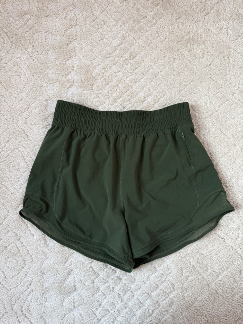 Aritzia Golden MOVETECH LEGACY HI-RISE 4" SHORT, green, size 8